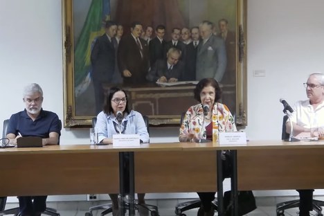 Imagem: As presidentes da CAPES, Denise Pires de Carvalho, e da Fundaj, Márcia Angela Aguiar, durante palestra sobre as ações da Agência (Divulgação)