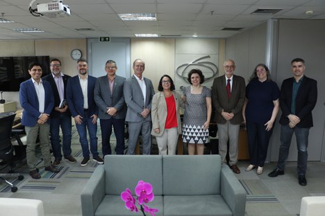 Imagem: Equipes da CAPES e da UnB reunidas no gabinete da presidência da Fundação, em Brasília (Teodoro Gomes - CGCOM/CAPES)