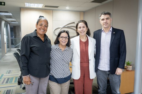 Imagem: Presidentes da CAPES e da Academia Brasileira de Ciências Forenses (ao centro) debateram a possível criação de um novo edital (Júlia Prado - CGCOM/CAPES)