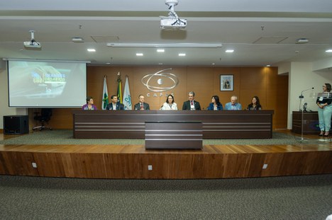 Imagem: Mesa de abertura de evento de lançamento de livretos da SBC sobre desafios de computação (Júlia Prado - CGCOM/CAPES)