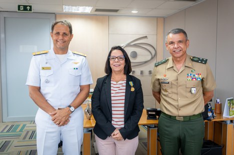 Imagem: A presidente da CAPES com o chefe e o vice-chefe de Educação e Cultura do Estado-Maior Conjunto das Forças Armadas (Júlia Prado - CGCOM/CAPES)