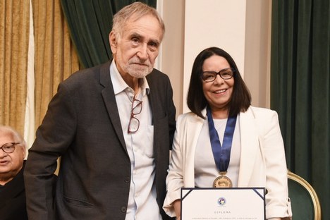 Imagem: Denise Pires de Carvalho recebe medalha Alice Flexa Ribeiro (Divulgação)