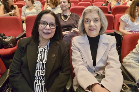Imagem: As presidentes da CAPES, Denise Pires de Carvalho, e do Tribunal Superior Eleitoral (TSE) e ministra do Supremo Tribunal Federal (STF), Cármen Lúcia (Isabela Pimentel - CGCOM/CAPES)