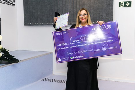 Imagem: Josy Anne de Almeida recebeu premiação máxima no Seminário ANPTUR/CLAIT 2025: troféu, certificado e R$ 5 mil patrocinados pela Embratur (Bruno Bass/Geremias Orlandi)