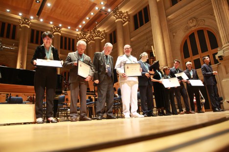 Imagem: Agraciados com a medalha durante evento comemorativo dos 90 anos da USP (Luís Fortes/MEC)