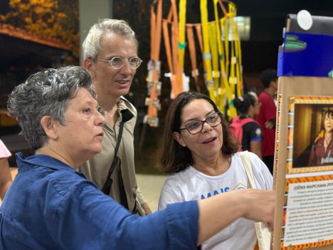 Imagem: Denise Pires de Carvalho com Emmanuel Lenain e a presidente do IRD, Valérie Verdier, parceiros franceses da CAPES (Julia Prado - CGCOM/CAPES)