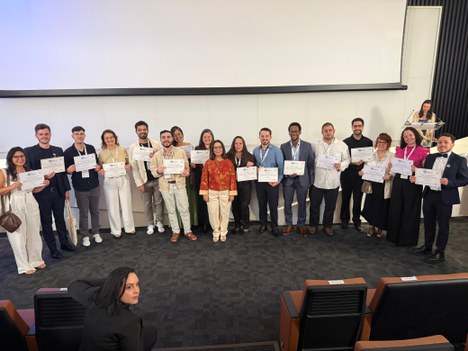 Imagem: Denise Pires de Carvalho com vencedores do Prêmio CAPES de Tese 2025 (Julia Prado - CGCOM/CAPES)