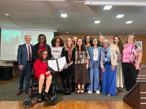 Imagem: Assinatura da portaria do Programa Aurora (Gabriela Eleotério - CAPES)