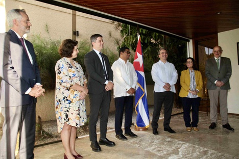 Imagem: Reunião entre Denise Pires de Carvalho, presidente da CAPES, Leonardo Barchini, ministro da Educação, e Walter Baluja García, ministro da Educação Superior de Cuba (ASCOM/CAPES)