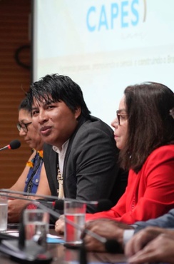 Imagem: Seribí Tukano ao lado da presidente da CAPES/MEC, Denise Pires de Carvalho (Gabriela Eleotério - CAPES)