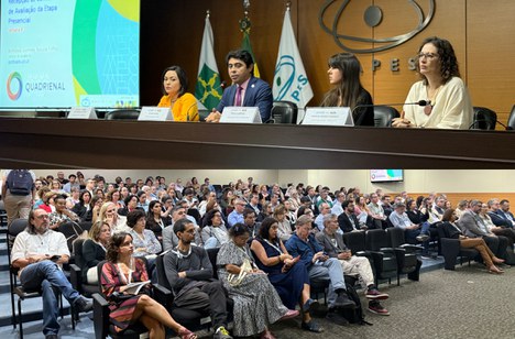 Imagem: Mesa de abertura da sexta semana de atividades presenciais da Avaliação Quadrienal 2021-2024 (Julia Prado - CGCOM/CAPES)