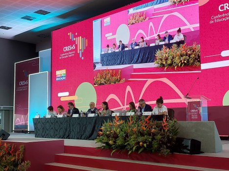 Imagem: Mesa-redonda na Conferência (Naiara Demarco - CGCOM/CAPES)