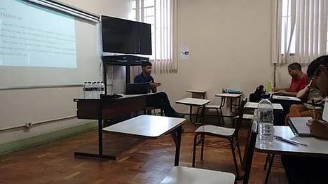 Imagem: Bolsista Maycon Vieira dos Santos em sala de aula (Arquivo pessoal)