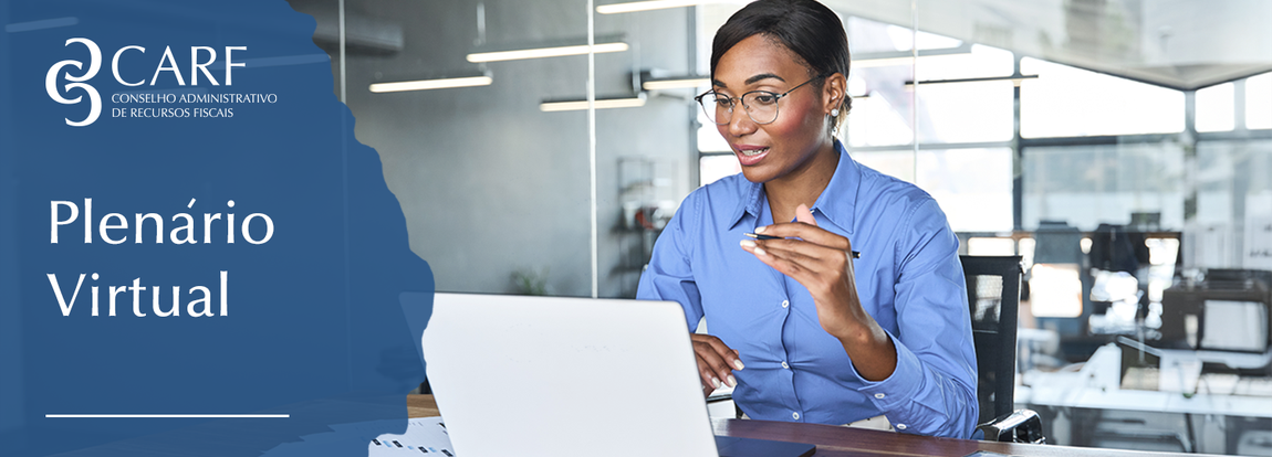 Pessoa em reunião virtual no Plenário Virtual do CARF, com laptop e caneta.