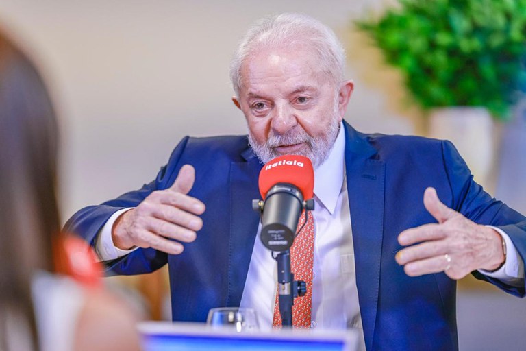 Em entrevista à Rádio Itatiaia, presidente destaca investimentos em infraestrutura e educação em Minas Gerais e o plano de doação de terrenos não utilizados pela União