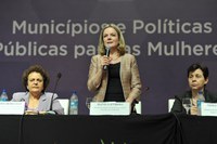 Ministra fala às prefeitas e vices sobre a mulher na política