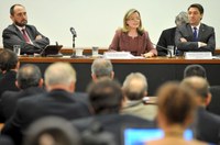 Gleisi discute demarcação de terras indígenas na Câmara dos Deputados