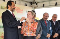 Gleisi entrega a primeira base móvel do programa “Crack, É Possível Vencer” ao Distrito Federal