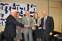 Gleisi entrega estudos de aeroportos ao TCU