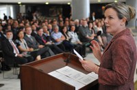 Representando a Presidenta, Gleisi homenageia servidores