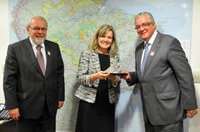 Gleisi recebe prêmio por apoio à agricultura