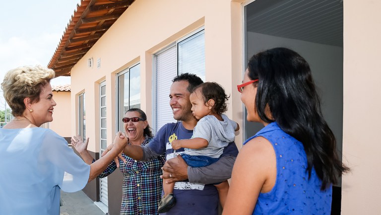 Presidenta Dilma Rousseff durante cerimônia de entrega de unidades habitacionais dos Residenciais Santo Antônio e Amendoeira em São Luís/MA e entregas simultâneas de unidades em Caxias/MA, em Campo Grande/MS e em Anastácio/MS do Programa Minha Casa Minha Vida. (São Luís - MA, 10/08/2015) Foto: Roberto Stuckert Filho/PR