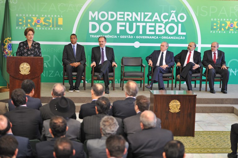Presidenta assina medida para modernização da gestão do futebol brasileiro. Foto: Eduardo Aiache/Casa Civil-PR