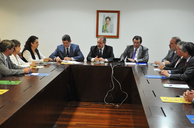 Ministros assinam resolução que aumenta de 25% para 27% mistura de etanol anidro na gasolina. Foto: Eduardo Aiache-Casa Civil/PR