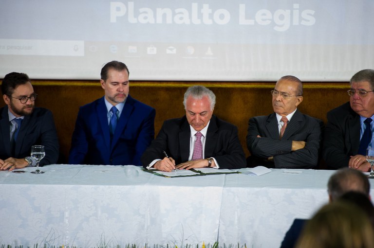 Ato de assinatura da consolidação de normas