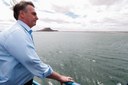 Presidente da República, Jair Bolsonaro durante visita, em embarcação, à Usina Flutuante Fotovoltaica.