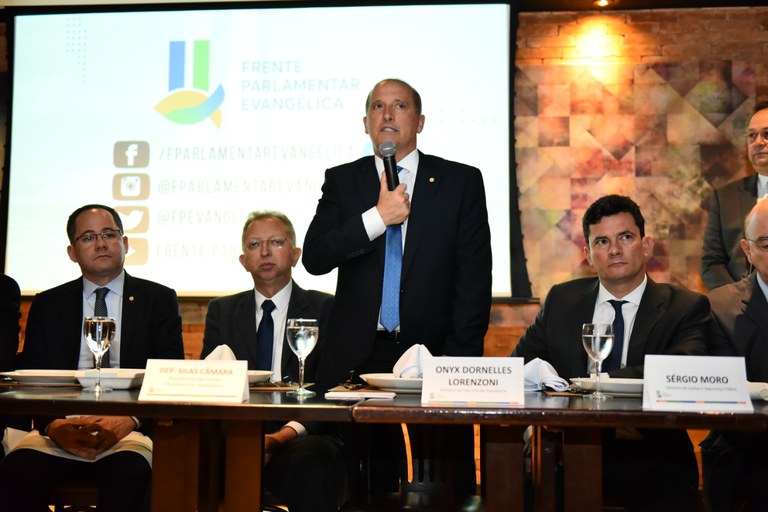 Ministro Onyx discursa em reunião com Frente Parlamentar