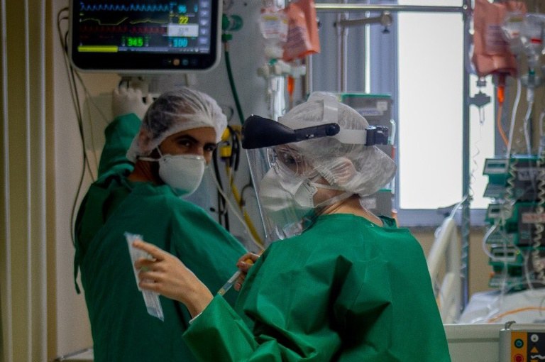 Disponibiliza mais de 1,8 mil leitos para atendimento de Covid-19