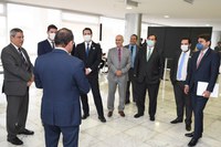 Autoridades visitam o Centro de Operações do Comitê de Crise