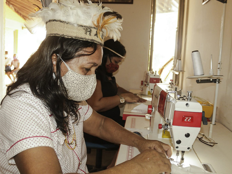Costureiras indígenas produzem máscaras de tecido reutilizáveis