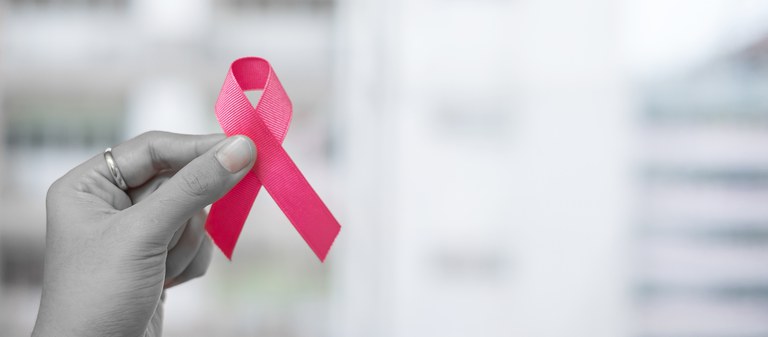O cuidado continua no mês conscientização sobre o câncer de mama