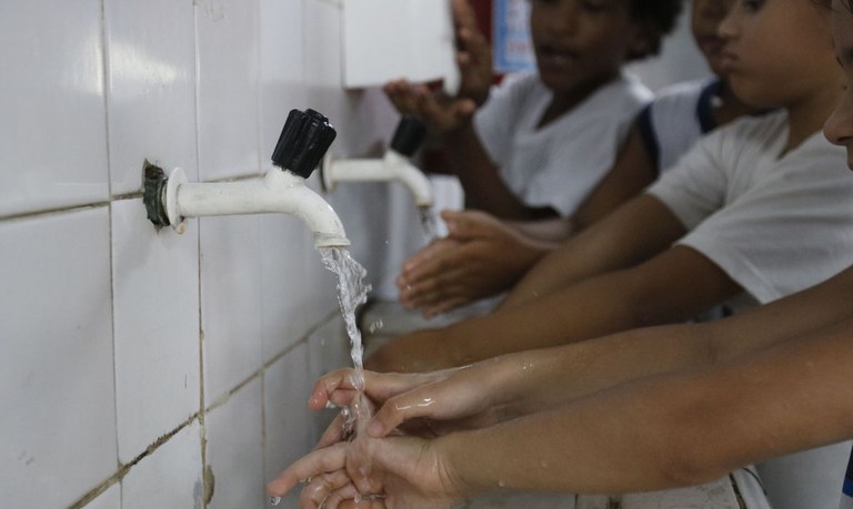 Acesso à água em escolas públicas