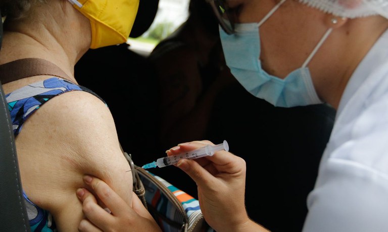 Brasil chega a 4ª posição entre os países que mais aplicaram vacina Covid-19