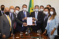 Presidente Jair Bolsonaro entrega MP do Programa Auxílio Brasil