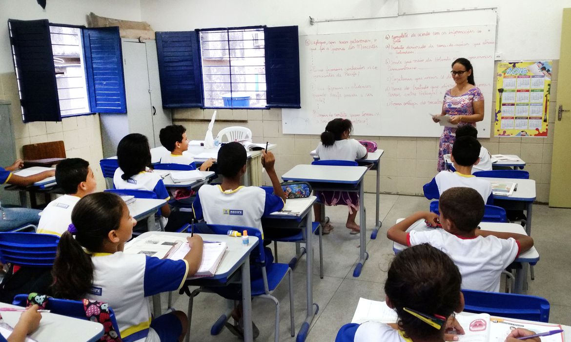 In, on e at: aprenda a usá-los - Brasil Escola