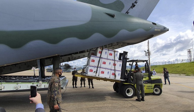 Vacinas contra a Covid-19 começam a ser distribuídas pelo Brasil