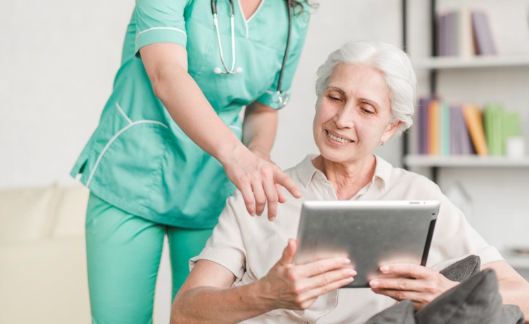 Videochamadas aproximam pacientes oncológicos e familiares