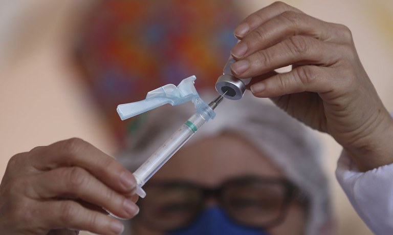 Brasil recebe mais de 6 milhões de unidades de imunizantes em 3 dias
