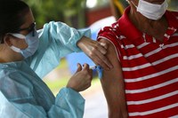 Autorizada a imunização da população geral por idade e antecipada a vacinação de trabalhadores da educação