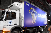 Chega ao Brasil novo lote com insumos para a produção de 12 milhões de doses da vacina