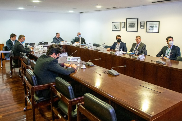 Transparência no preço de combustíveis e ações de fiscalização são discutidas em reuniões conduzidas pela Casa Civil