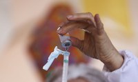 Brasil alcança a marca de 60% da população adulta completamente vacinada
