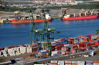 Superávit da balança comercial bate recorde anual em nove meses