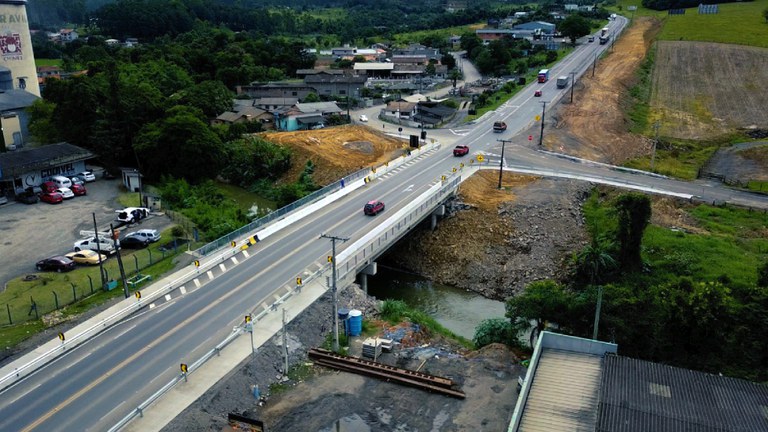 Entregue nova ponte sobre o rio das Pombas na BR-470 em Santa Catarina