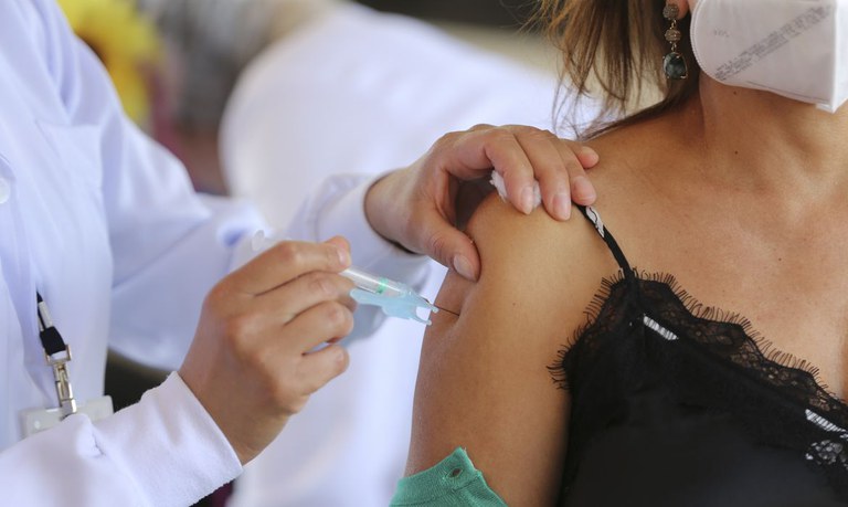 Tríplice viral: vacina já está disponível para toda a população