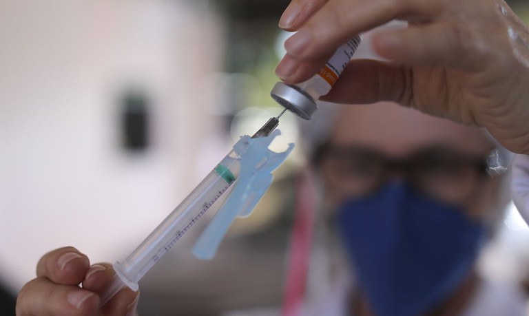 Brasil supera as 390 milhões de doses de vacinas Covid-19 e reduz a média de mortes